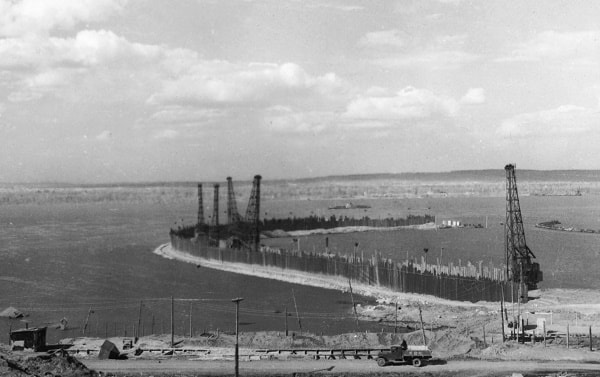 Una vista general de la ataguía en el período de su construcción
