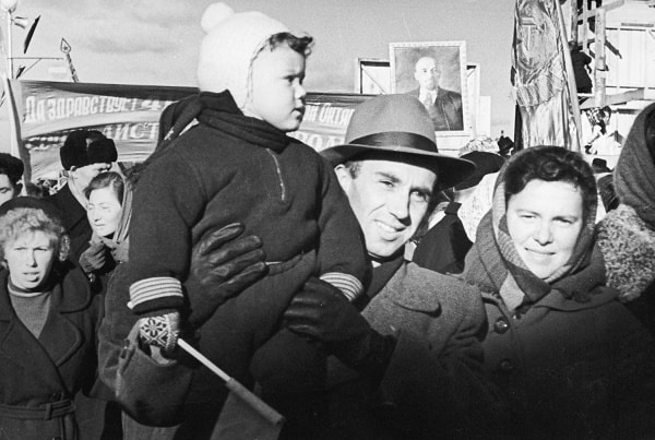 Virgilio de los Llanos Más con su familia en una manifestación en conmemoración del aniversario de la Revolución Socialista de Octubre