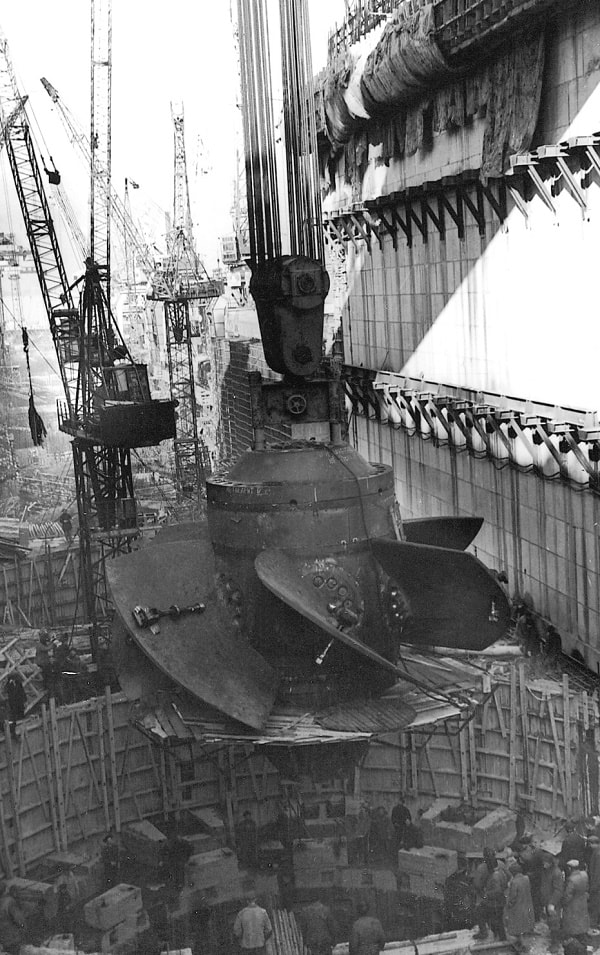 Montaje de la primera turbina de la hidroeléctrica de Kúibyshev