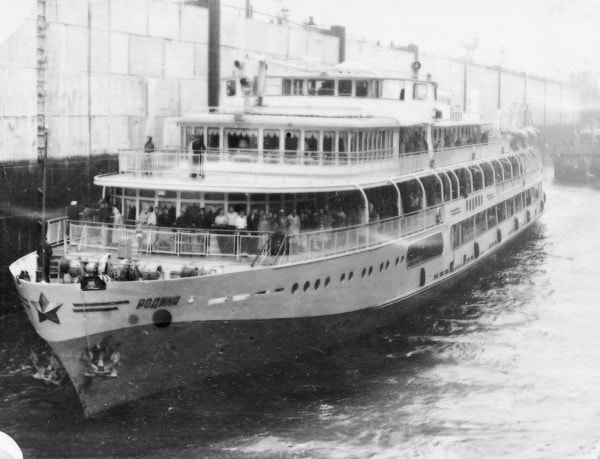 Barcos de pasajeros en la esclusa Nº 21 de la hidroeléctrica de Kúibyshev