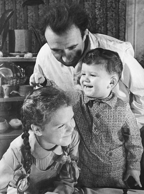 Virgilio de los Llanos Más con sus hijos Máshenka y Andrés