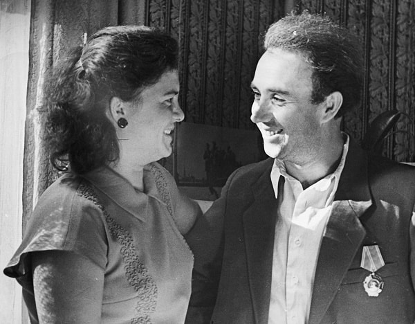Virgilio de los Llanos Más con su esposa Inna después del acto de la condecoración