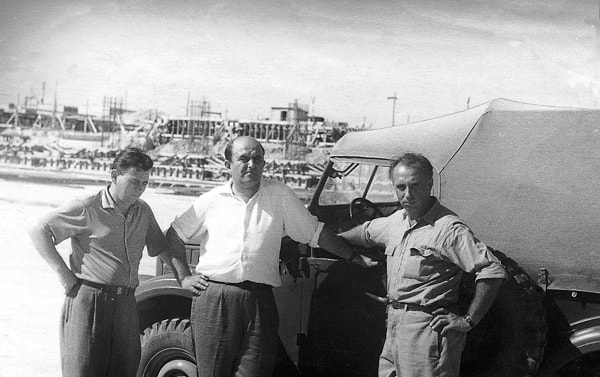 Los asesores soviéticos de la construcción de la termoeléctrica de Mariel, ingenieros Vasiliy Barkún y Yuri Anúfriev, con el autor del libro