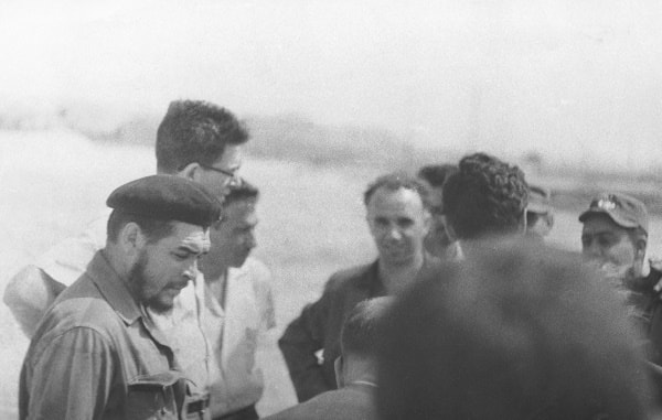 El Comandante Ernesto Che Guevara con un grupo de especialistas cubanos y soviéticos. De cara a la cámara - el autor del libro