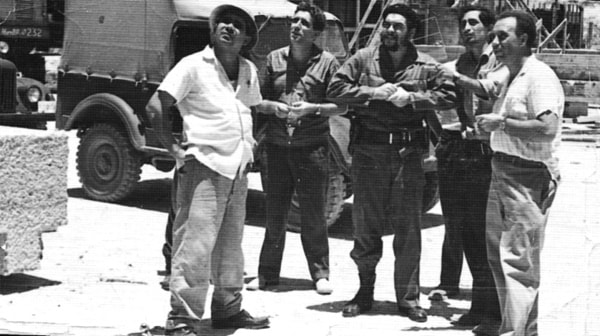 De izquierda a derecha, un montador de piezas prefabricadas, el ingeniero mecánico hispano-soviético Antonio, el Comandante Ernesto Che Guevara, Enrique Zamorano y el autor del libro