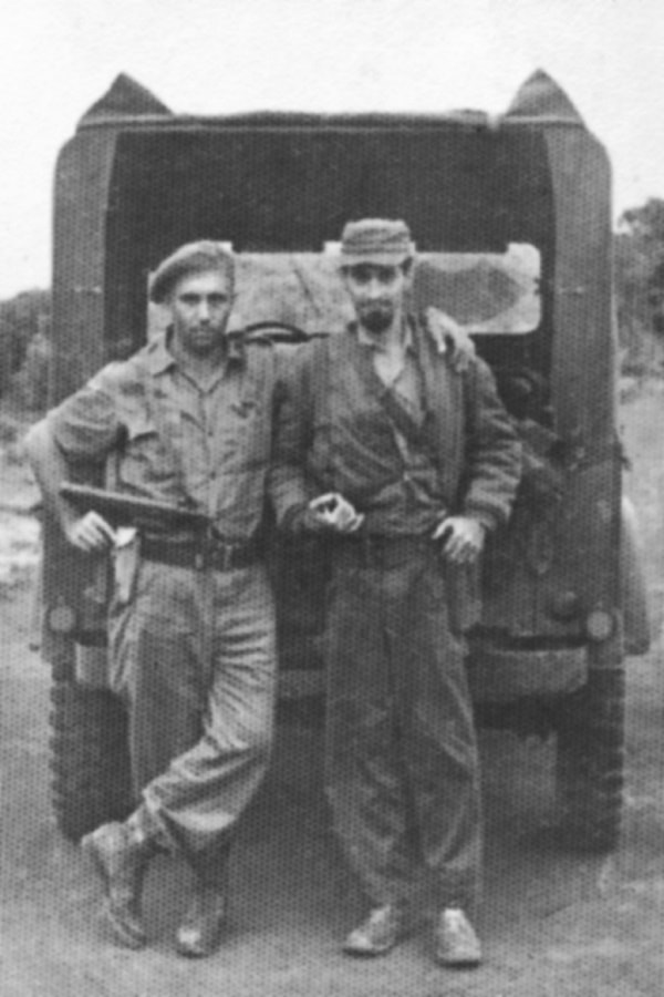 De derecha a izquierda, Enrique Zamorano, el responsable de la construcción de la termoeléctrica de Mariel en Cuba, y el autor del libro durante los días de la Crisis de Caribe vestidos de uniforme militar