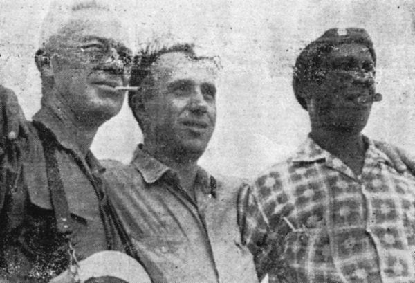 De izquierda a derecha: Karmén, el autor del libro y Máximo Terry, de la Sección Sindical de la construcción de la Termoeléctrica de Mariel