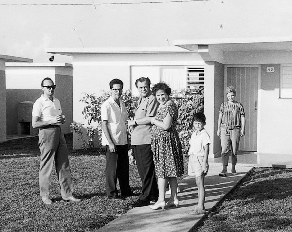 En el centro, el asesor del Juceplan de Cuba Gueórgui Sheviakov con su esposa Nina y el ingeniero español Ricardo Sevil; a la izquierda el traductor Yuri Belov y, a la derecha, el pequeño Federico Reinosa