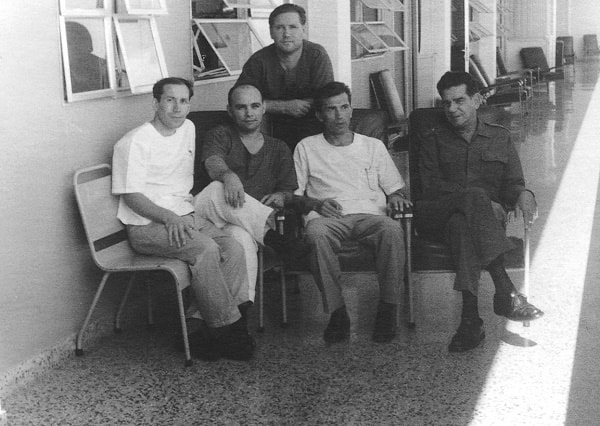 Un grupo de doctores cubanos y soviéticos. El primero a la izquierda es el doctor Maríev